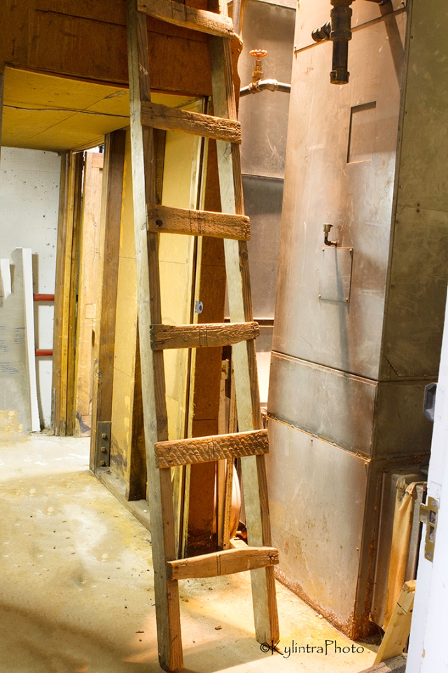 Wooden ladder to organ water.